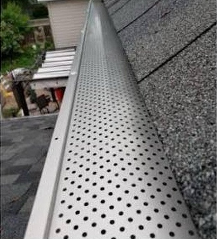 The same eavestrough fitted with a perforated aluminium gutter guard